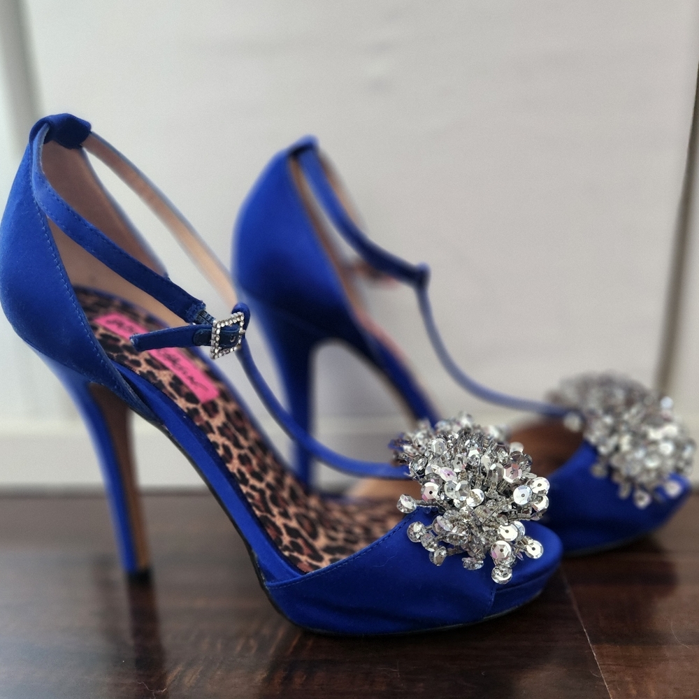 Betsey Johnson Blue Beaded Pom Pom T Strap Heels Size 8 NWOT